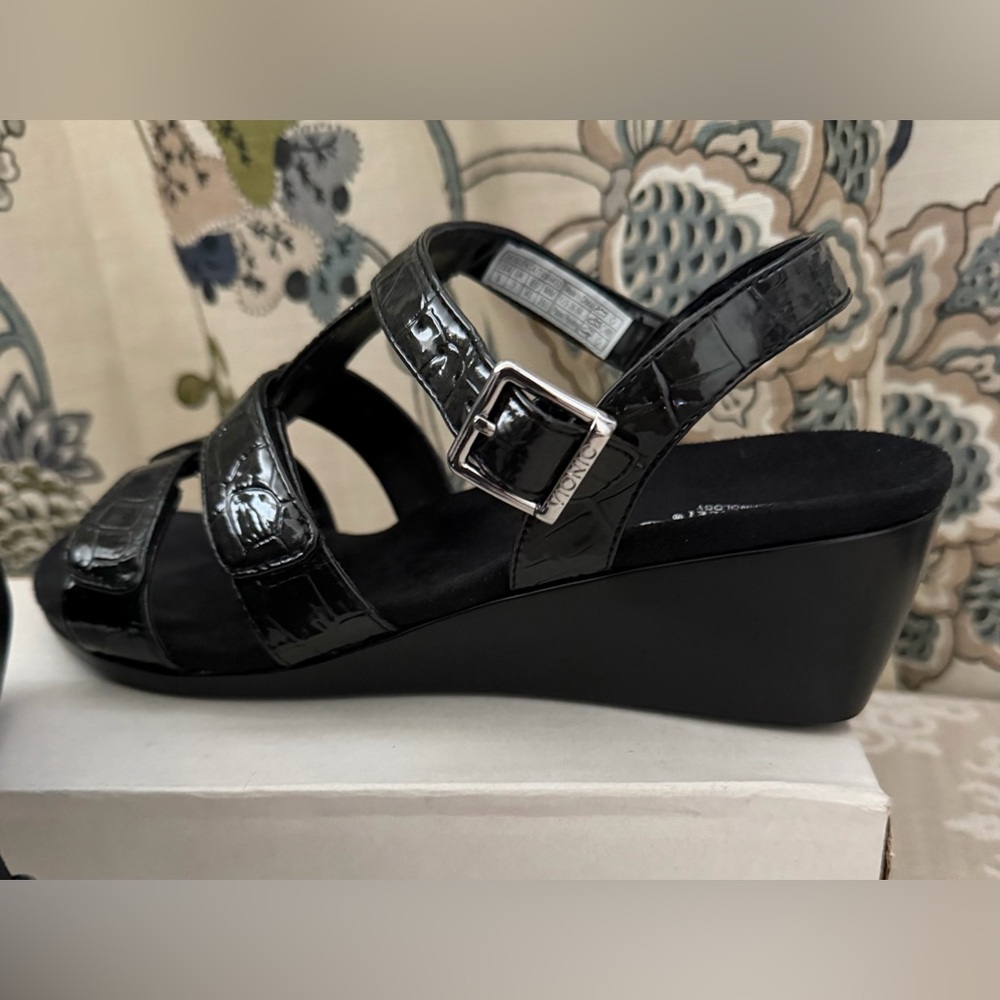 Vionic Orthaheel Technology Black Crocodile-Embossed Women's Sandals, Size 9 - Picture 4 of 8